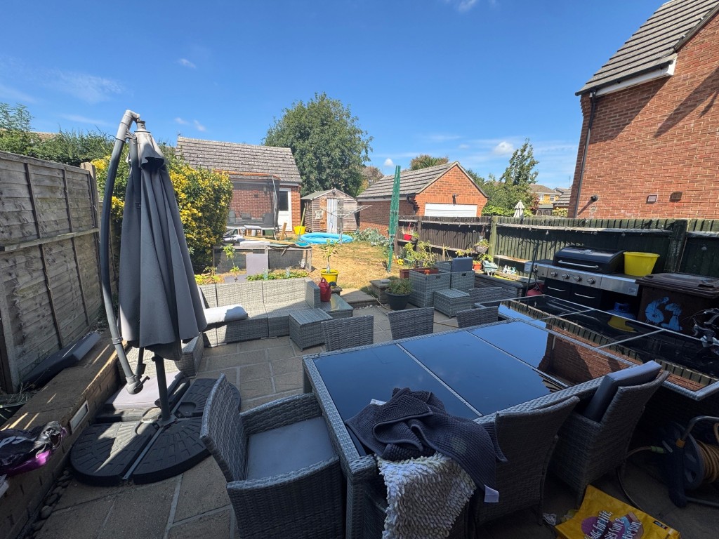 Lot: 208 - FREEHOLD THREE-BEDROOM SEMI-DETACHED HOUSE - A RESIDENTIAL INVESTMENT - Rear garden